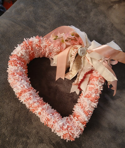 Yarn heart wall decor - The Creative Shed - The Creative Shed - Yarn heart wall decor - 