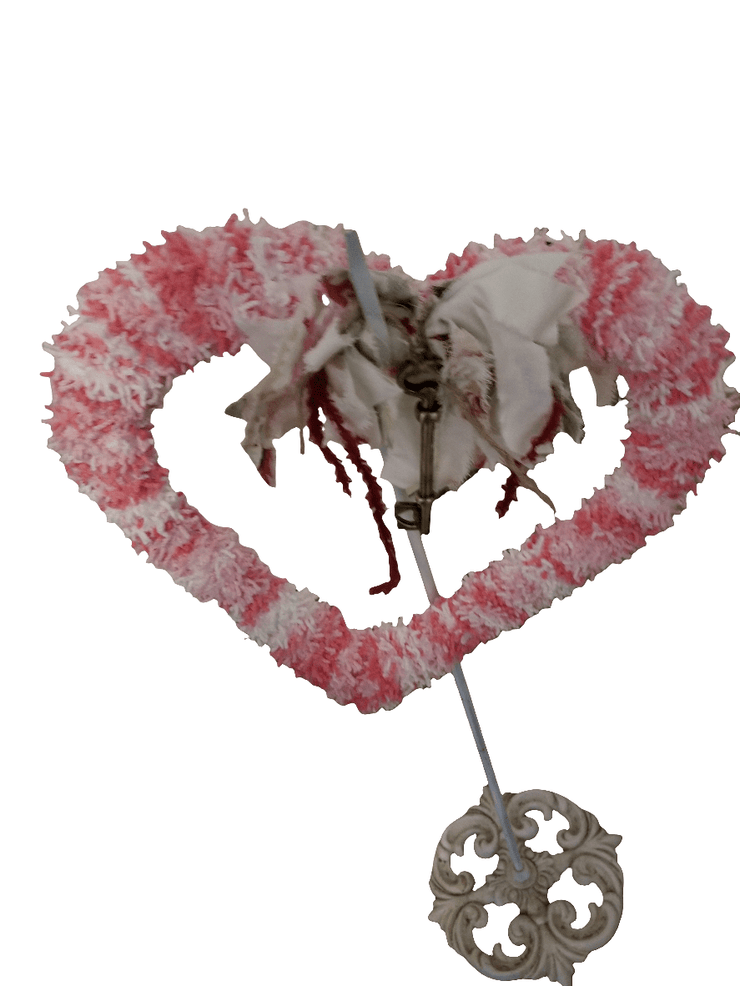 Yarn heart wreath with key - The Creative Shed - Handmade Valentine’s Day heart décor - 